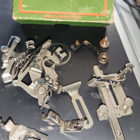 Vintage Singer assorted feet - Picture 3 of 4